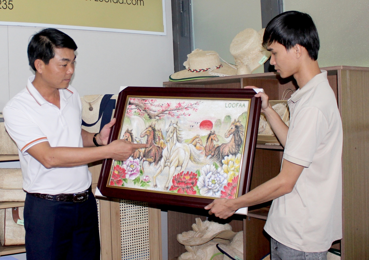 Cùng với đó, công ty cũng đang tạo ra sản phẩm tranh nghệ thuật vẽ trên xơ mướp.