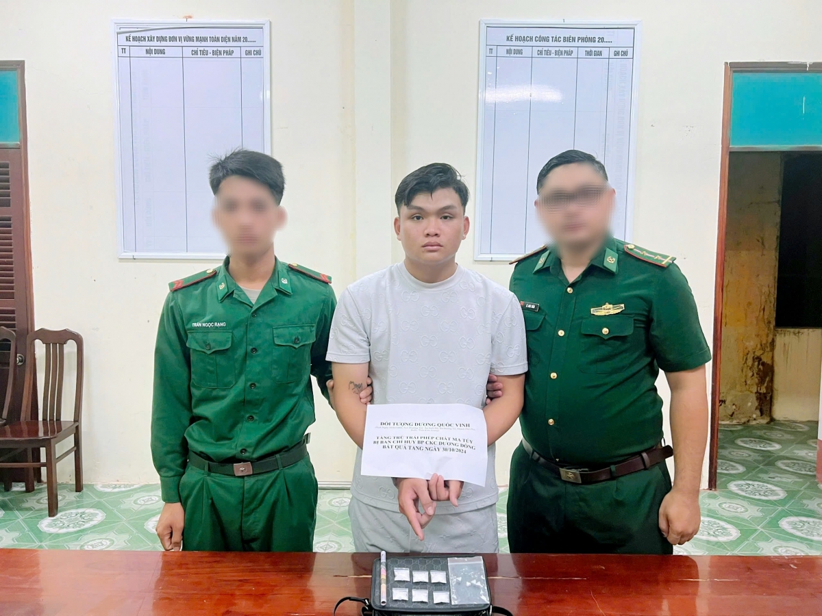 Đối tượng Dương Quốc Vinh (giữa) bị bắt quả tang tàng trữ trái phép chất ma túy.