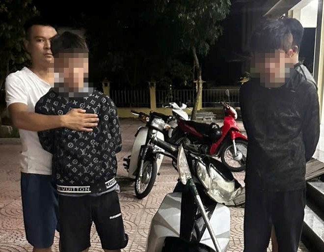 Hai đối tượng Hoàng và Mạnh bị công an bắt giữ