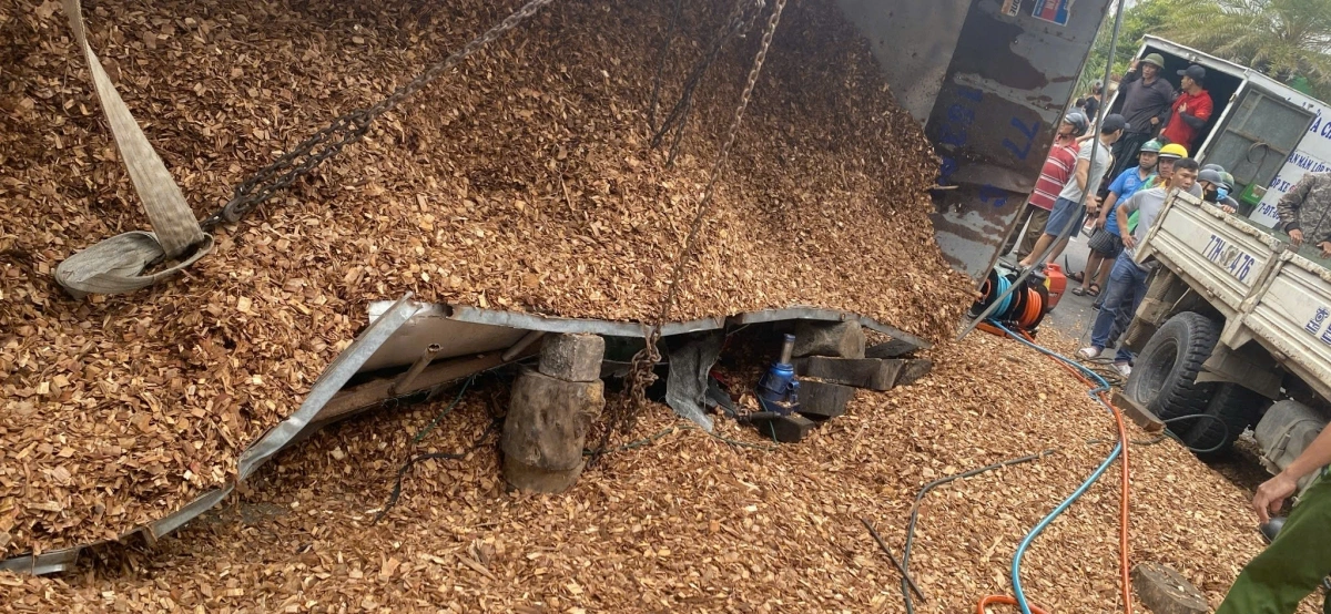 Khối lượng dăm rất lớn, công tác cứu hộ gặp nhiều khó khăn.