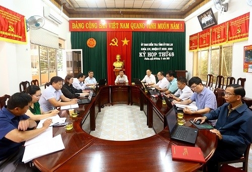 Một cuộc họp của Uỷ ban Kiểm tra Tỉnh uỷ Gia Lai về việc thi hành kỷ luật liên quan sai phạm tài chính ở Sở Nội vụ. (Ảnh: Đăng Vũ)
