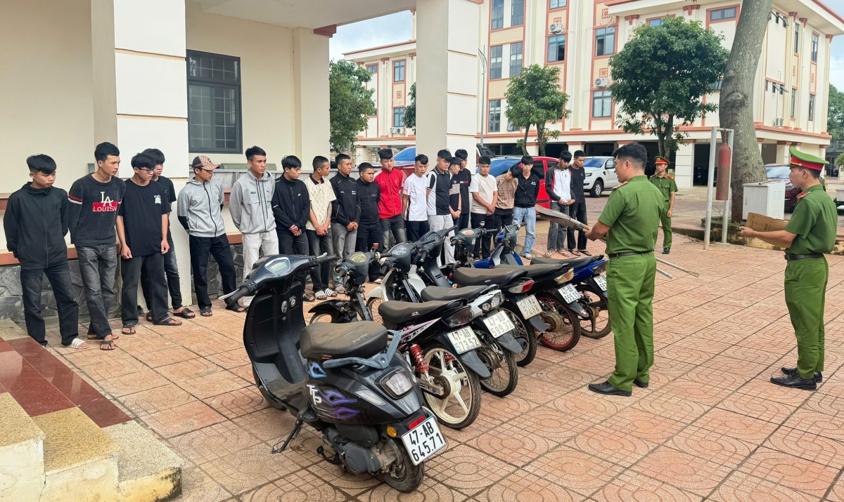 Nhóm thanh, thiếu niên được đưa về trụ sở cơ quan công an để làm rõ hành vi gây rối.