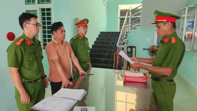 Bị can Nguyễn Văn Hoàn bị bắt tạm giam về hành vi lừa đảo chiếm đoạt tài sản.