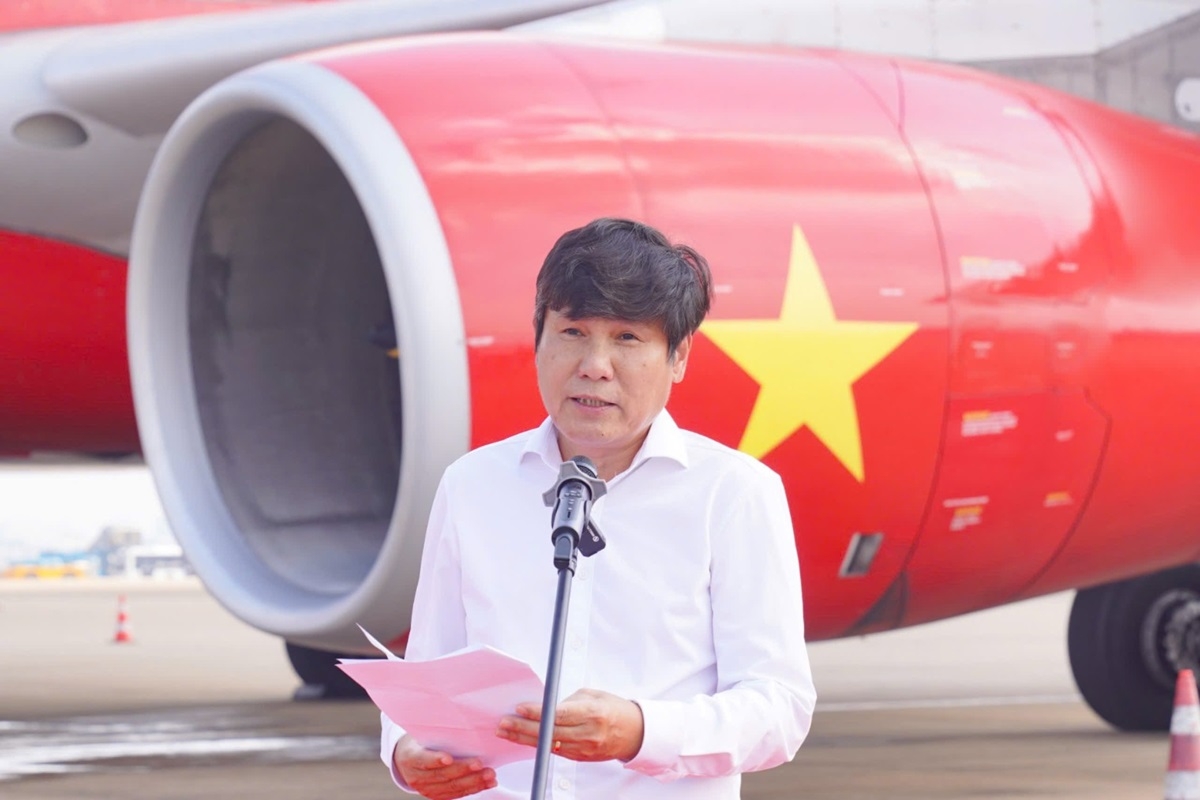 Cục trưởng Cục Hàng không Việt Nam Đinh Việt Thắng chúc mừng chuyến bay đầu tiên sử dụng nhiên liệu SAF được tra nạp tại Việt Nam do Vietjet khai thác