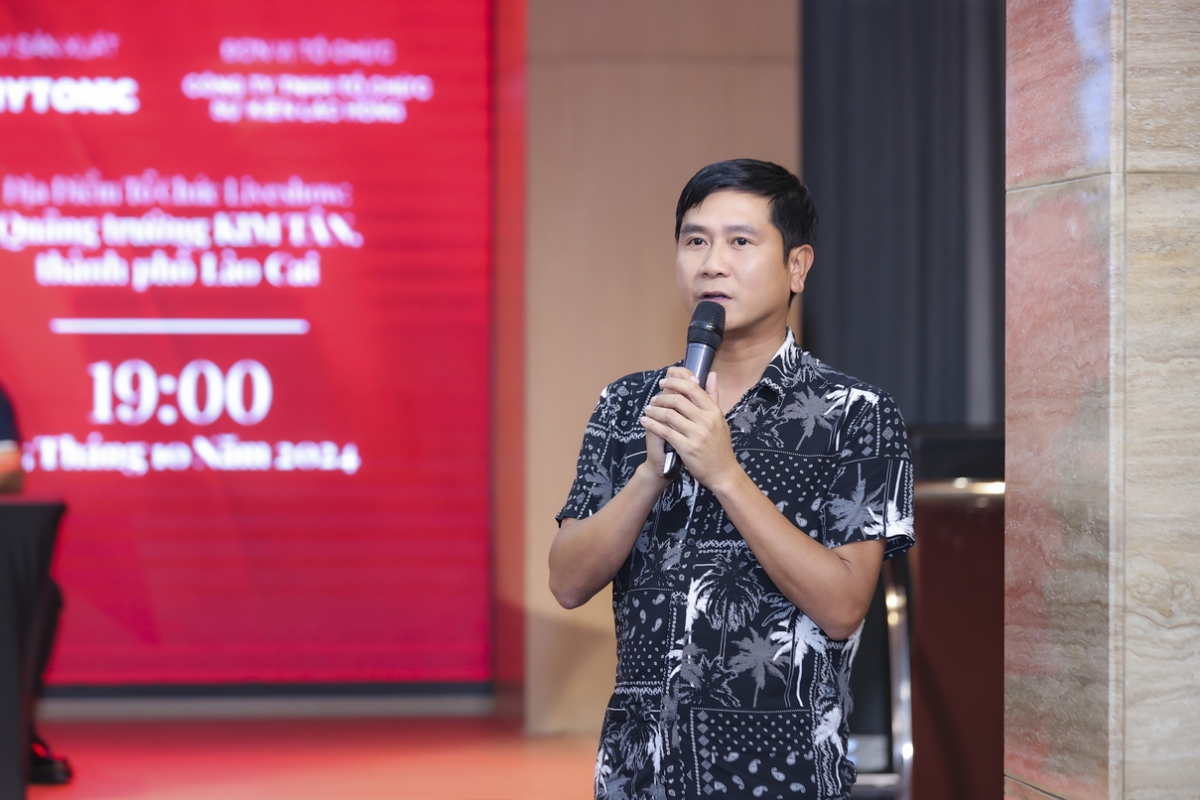 Nhạc sĩ Hồ Hoài Anh đảm nhận vai trò Tổng đạo diễn liveshow "Hồi sinh". Ảnh: Mạnh Nguyễn