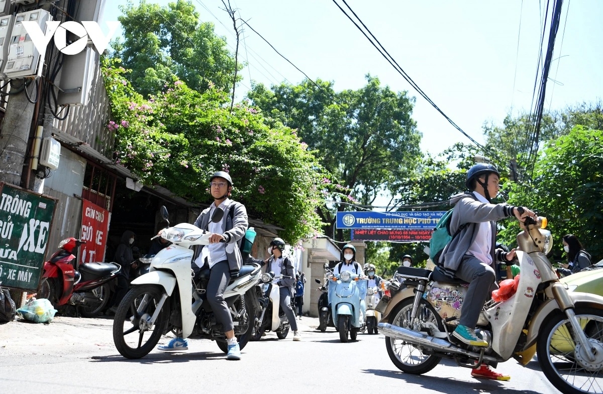 Việc giao xe cho người không đủ điều kiện điều khiển phương tiện, đặc biệt là học sinh chưa đủ tuổi, là vấn đề hết sức nghiêm trọng và cần được xử lý một cách quyết liệt. Hành vi này tiềm ẩn nhiều nguy hiểm, không chỉ đối với người điều khiển mà còn ảnh hưởng đến an toàn của những người tham gia giao thông khác.