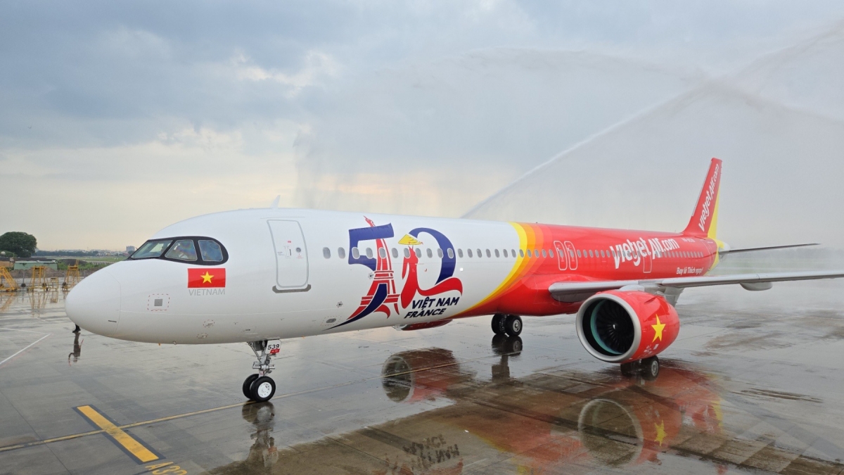 Đại diện Tổng lãnh sự Pháp tại TP.HCM cùng lãnh đạo, cán bộ nhân viên Vietjet đón tàu bay mới về tới Việt Nam