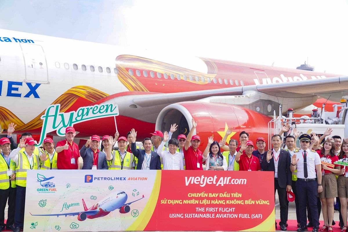 Chuyến bay đầu tiên được tra nạp nhiên liệu SAF tại Việt Nam do Vietjet khai thác cất cánh sáng nay từ sân bay Tân Sơn Nhất, TP.HCM đến Melbourne (Australia)
