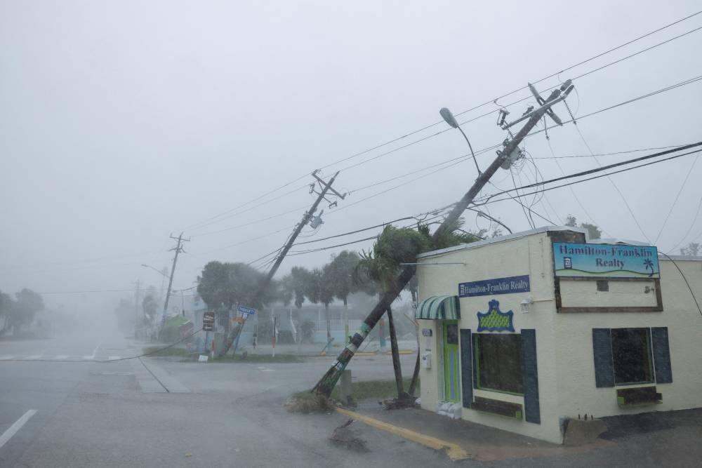 Gió mạnh kèm mưa lớn khiến hệ thống điện tại Florida sụp đổ (Ảnh: Reuters)