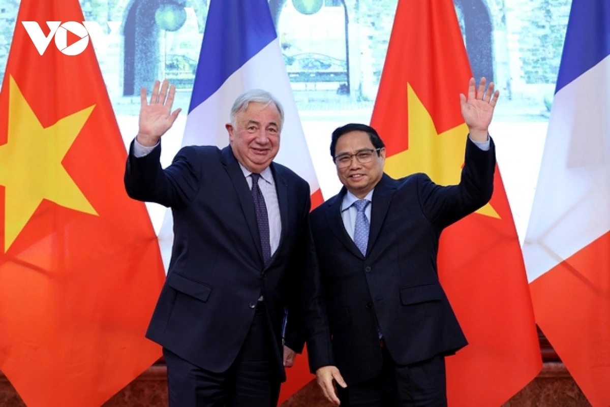 Thủ tướng Phạm Minh Chính (phải) nhiệt liệt chào mừng Chủ tịch Thượng viện Cộng hòa Pháp Gérard Larcher tại Hà Nội. 