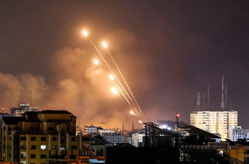 Một loạt tên lửa được nhóm Hamas ở Palestine bắn từ thành phố Gaza về phía Israel vào ngày 8/10/2023. (Ảnh: CNBC)