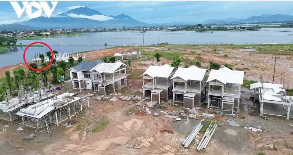 Được biết, hiện còn một số hộ dân trong xã Bảo Yên có ruộng lúa nằm trong quy hoạch của dự án này chưa thống nhất được phương án đền bù, giải phóng mặt bằng và người dân đang có đơn kiến nghị gửi lên các cơ quan chức năng tỉnh Phú Thọ yêu cầu giải quyết nhưng đã bị dự án đổ đất, đóng cọc xây biệt thự lên.
