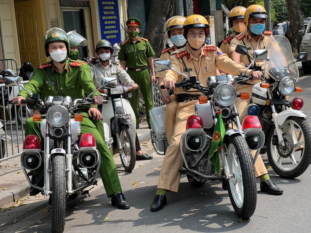 Lực lượng CSGT và trật tự Công an quận Hoàn Kiếm. (Ảnh Kinhtedothi.vn)