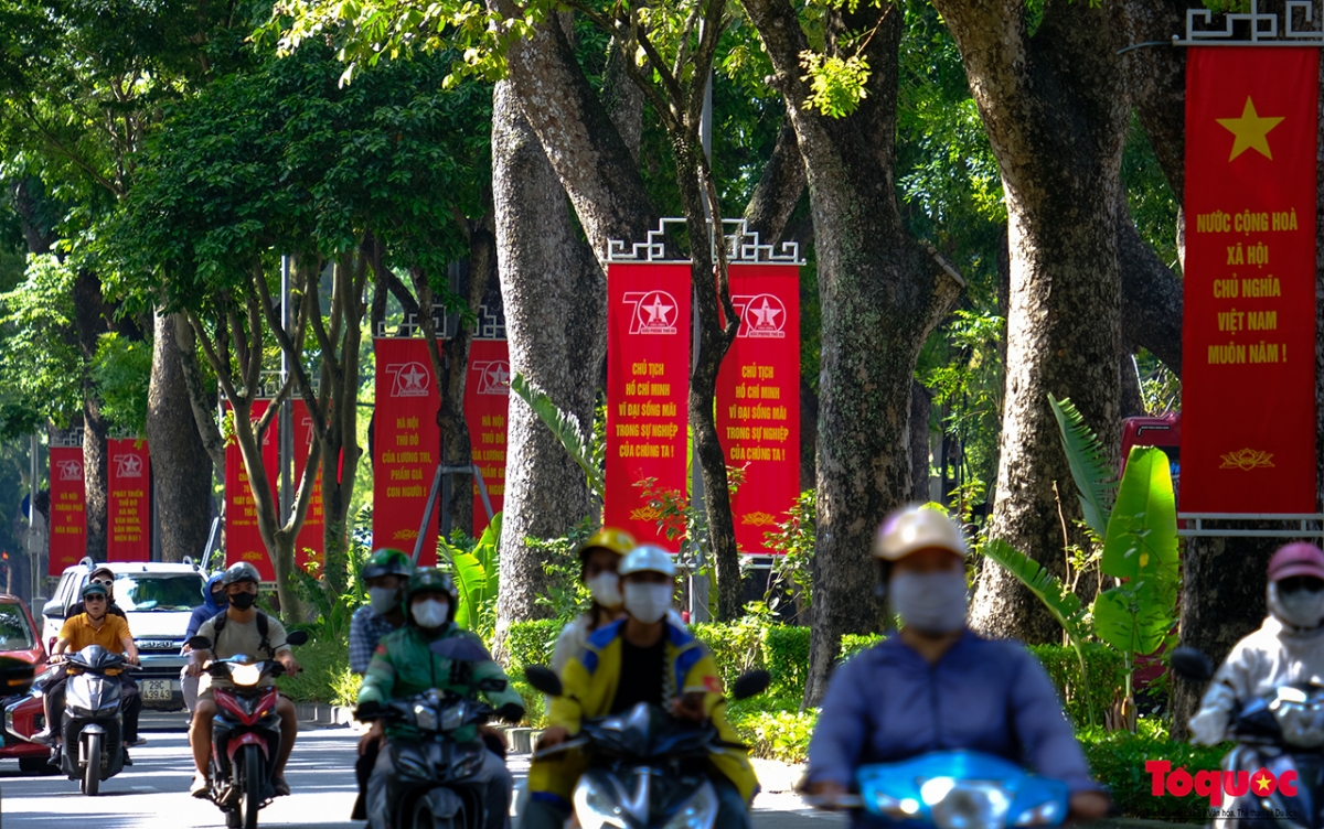 Phố phường Hà Nội được trang hoàng chào mừng kỷ niệm 70 năm Ngày Giải phóng Thủ đô. (Ảnh Toquoc.vn)