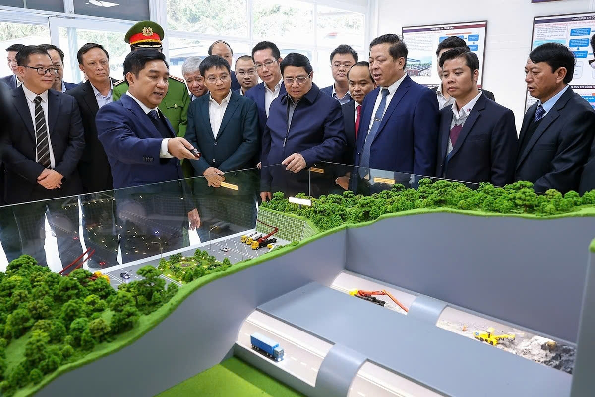 Thủ tướng Phạm Minh Chính phát biểu tại lễ khởi công dự án cao tốc Đồng Đăng (Lạng Sơn) – Trà Lĩnh (Cao Bằng), bày tỏ sự đánh giá cao đối với Tập đoàn Đèo Cả vì tinh thần trách nhiệm cao, đặt lợi ích quốc gia lên hàng đầu. Dự án dự kiến thông tuyến vào cuối năm 2025 và hoàn thành trong năm 2026, mang lại niềm vui cho chính quyền và người dân vùng biên giới.