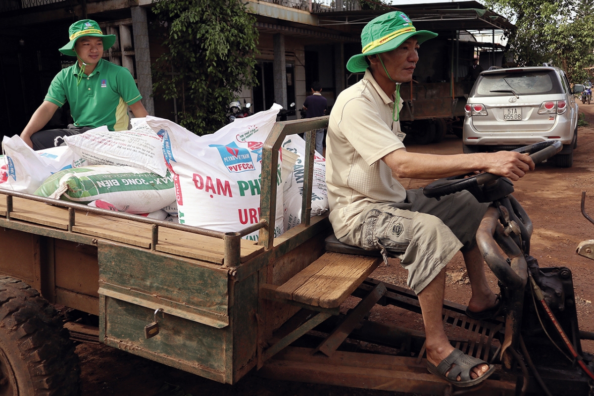 Bà con nông dân mua phân bón NPK Phú Mỹ
