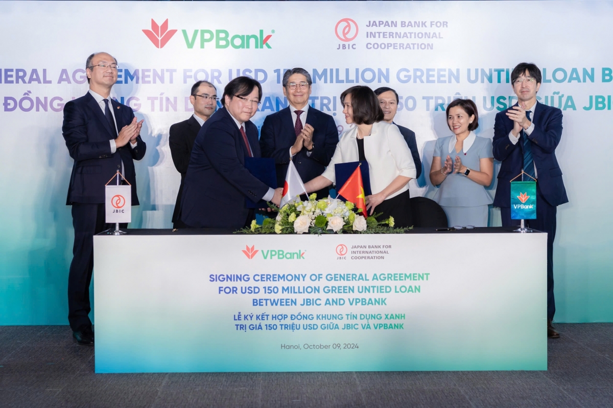 Đại diện VPBank và JBIC ký kết hợp đồng tín dụng xanh trong sáng 9/10/2024 tại Hà Nội