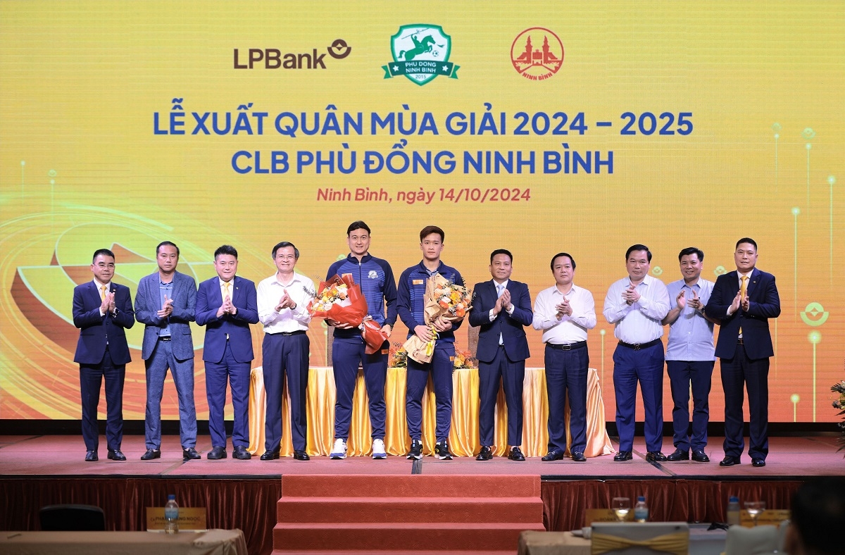 2 cầu thủ Hoàng Đức và Đặng Văn Lâm chính thức ký kết hợp đồng với CLB Phù Đổng Ninh Bình trước sự chứng kiến của lãnh đạo tỉnh Ninh Bình, lãnh đạo CLB và đơn vị tài trợ.