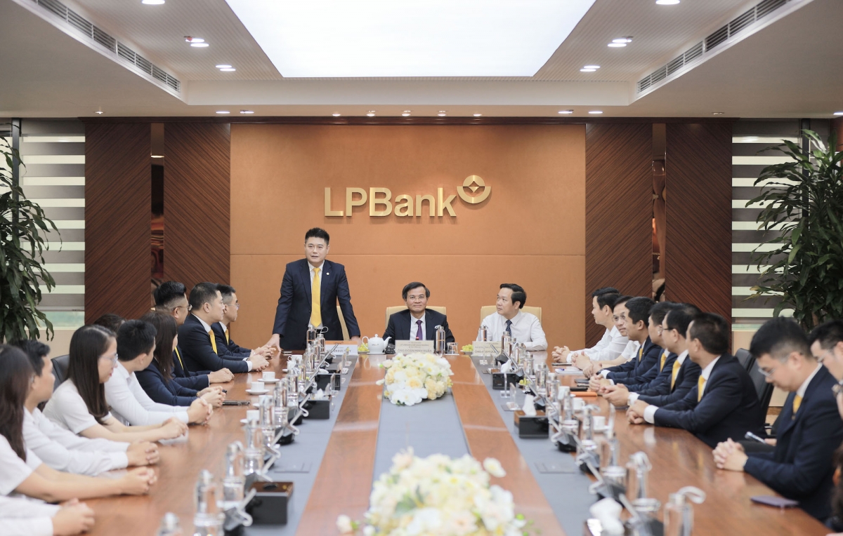 Ông Nguyễn Đức Thụy - Chủ tịch HĐQT Ngân hàng Lộc Phát Việt Nam (LPBank) phát biểu và tiếp thu các ý kiến của đồng chí Bí thư Tỉnh ủy, mong muốn phía tỉnh sẽ tạo điều kiện tốt nhất để LPBank sớm triển khai các dự án trên địa bàn