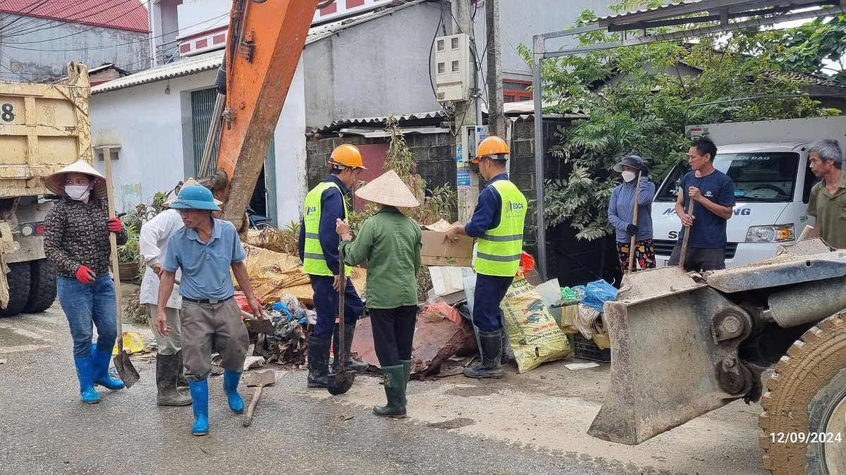 Tháng 9/2024, CBCNV Đèo Cả trực tiếp tham gia hỗ trợ các địa phương ứng phó, khắc phục hậu quả bão lũ từ cơn bão Yagi.