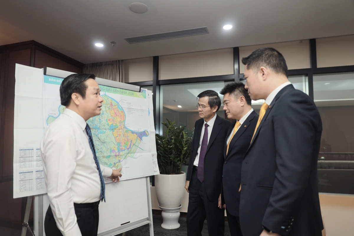 Ông Phạm Quang Ngọc - Phó Bí thư tỉnh ủy, Chủ tịch UBND tỉnh Ninh Bình đang trao đổi về bản đồ quy hoạch xây dựng Học viện bóng đá LPBank Đinh Tiên Hoàng Đế 90 ha tại trung tâm thành phố Ninh Bình – tỉnh Ninh Bình