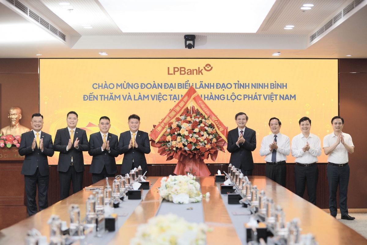 Ông Đoàn Minh Huấn - Ủy viên Trung ương Đảng, Bí thư Tỉnh ủy, ông Phạm Quang Ngọc - Phó Bí thư tỉnh ủy, Chủ tịch UBND tỉnh Ninh Bình và đoàn đại biểu lãnh đạo tỉnh Ninh Bình tặng hoa khi đến thăm và làm việc với Ngân hàng Lộc Phát Việt Nam