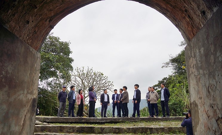 Bí thư Tỉnh uỷ Quảng Bình Vũ Đại Thắng và đoàn công tác kiểm tra di tích Hoành Sơn quan vào tháng 2.2024