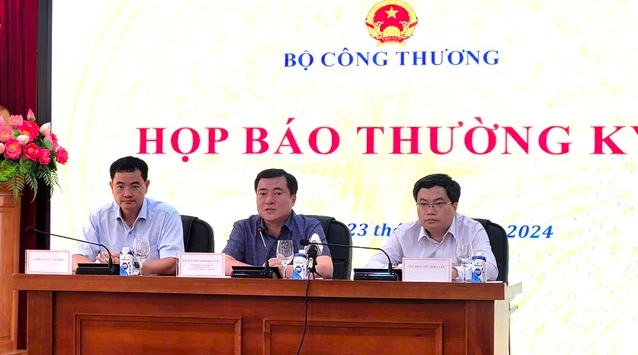 Thứ trưởng Bộ Công Thương Nguyễn Sinh Nhật Tân (ở giữa) tại họp báo