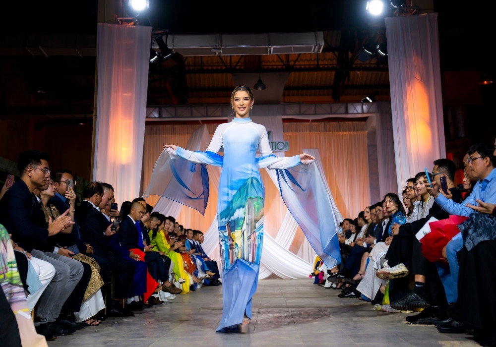 An Ao Dai collection with the theme of "The Colours of Humanity" by designer Trung Dinh features 60 sightseeing spots from across the world.