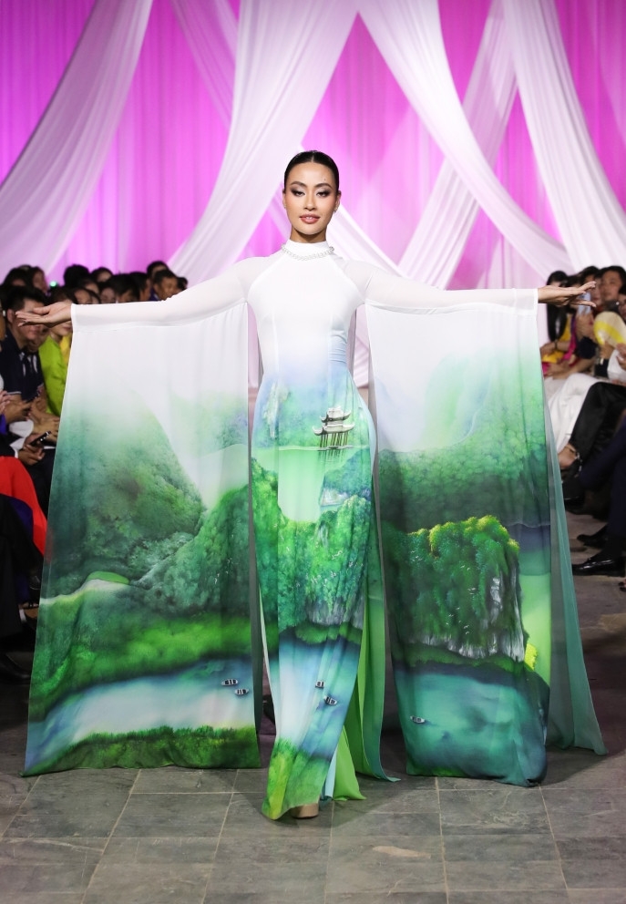 Bui Thi Xuan Hanh, Miss Cosmo Vietnam 2023, is the first Vietnamese representative to compete for the Miss Cosmo 2024 title. She dons an Ao Dai featuring beautiful landscapes from her hometown Ninh Binh province.