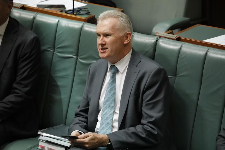 Bộ trưởng An ninh mạng Tony Burke đã trình bày chi tiết Đạo luật An ninh mạng của chính phủ trước Quốc hội sáng ngày 09/10. Nguồn: ABC