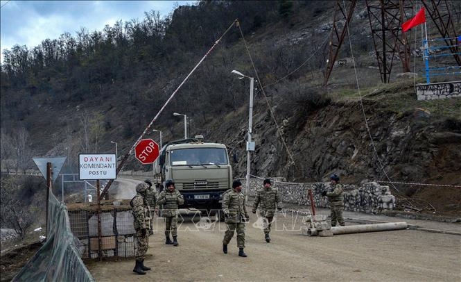 Binh sĩ Azerbaijan tuần tra tại trạm kiểm soát ở thị trấn Shusha, sau cuộc xung đột với binh sĩ Armenia tại khu vực tranh chấp Nagorno-Karabakh (Ảnh tư liệu: AFP/TTXVN)