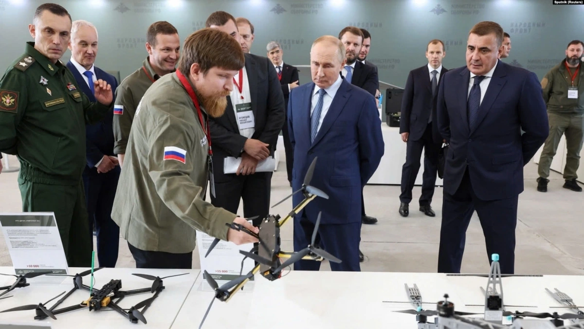Tổng thống Nga Vladimir Putin thăm một cơ sở chế tạo máy bay không người lái tại Saint Petersburg, Nga. Ảnh: Reuters