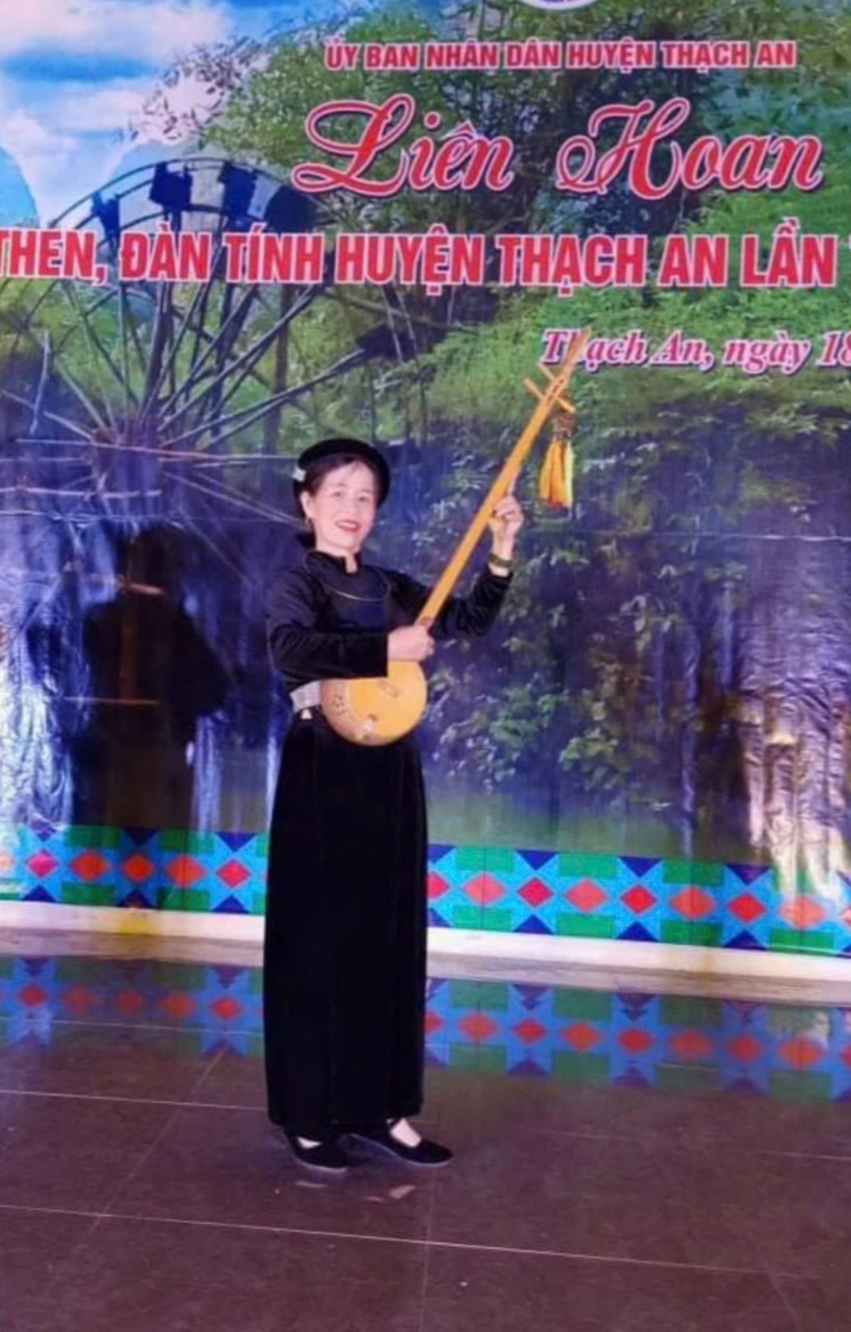 Bà Nông Thị Hoài cùng CLB xã Vân Trình tham gia liên hoan văn nghệ huyện Thạch An