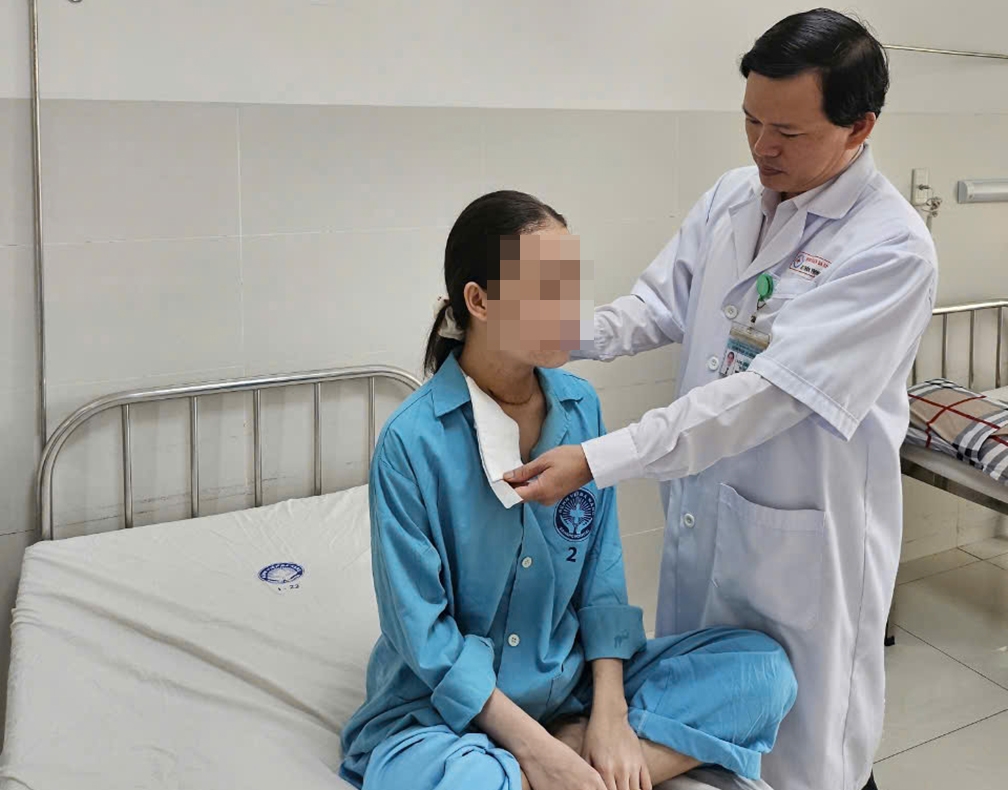 Bác sĩ Thân Trọng Vũ, Trưởng khoa Ngoại lồng ngực, Bệnh viện Đà Nẵng khám cho bệnh nhân sau mổ