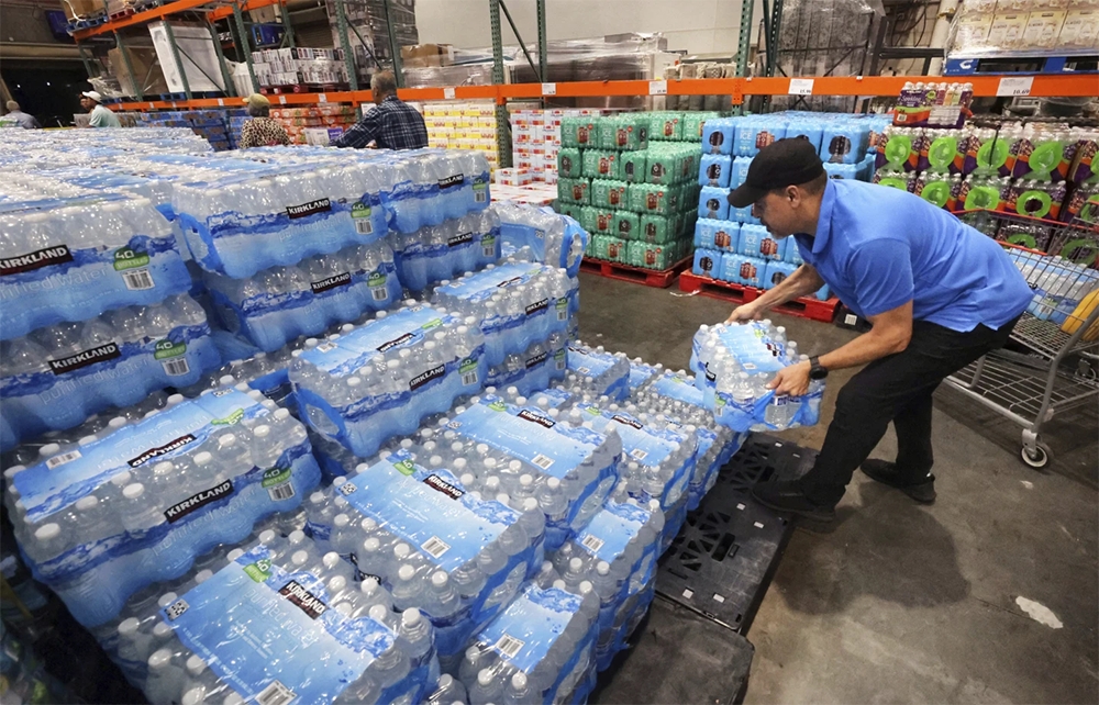 Người dân tích trữ nước sạch ở một cửa hàng Costco. (Ảnh: AP)