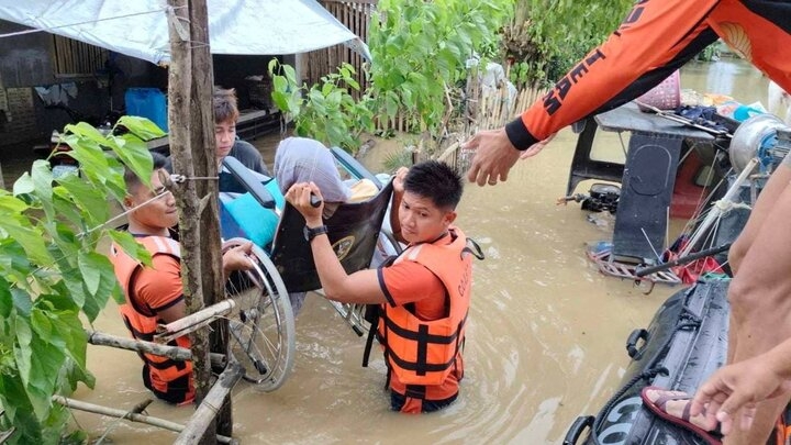 Nỗ lực cứu trợ sau bão Trà Mi bị cản trở do nước lũ chưa rút. Nguồn ảnh: Emaranews