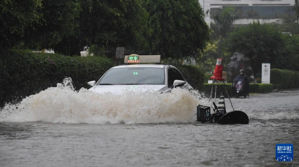 Bão Trà Mi gây mưa lớn và úng ngập ở thành phố Tam Á, tỉnh Hải Nam ngày 28/10. Ảnh: Tân Hoa Xã