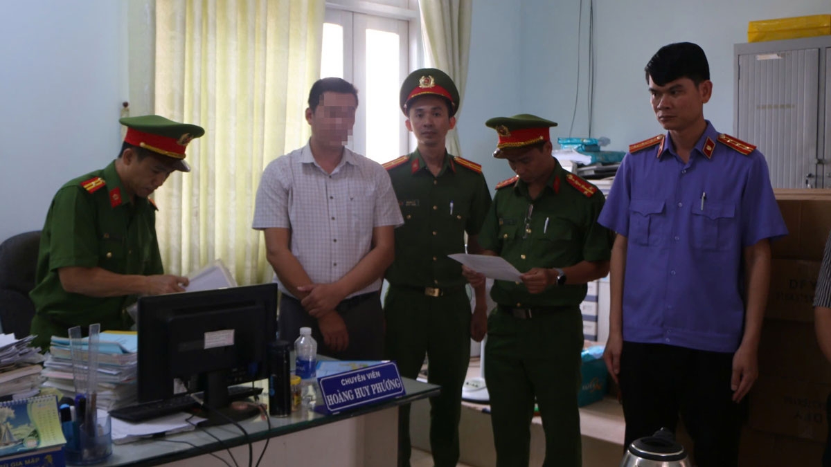 Bị can Hoàng Huy Phương, chuyên viên Đội Quản lý công trình đô thị huyện Bù Gia Mập bị bắt tạm giam (ảnh: CA)
