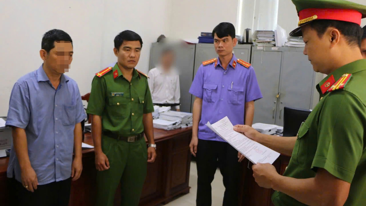 Bị can Lê Minh Bảo, Phó Trưởng phòng Tài nguyên và môi trường huyện Bù Gia Mập nghe đọc lệnh bắt tạm giam (ảnh: CA)
 