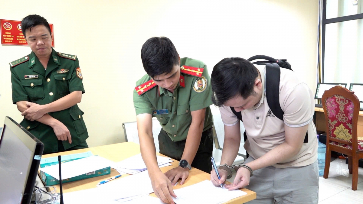 Đối tượng Vương Bình Bình được lực lượng chức năng tỉnh Lạng Sơn hướng dẫn thực hiện các thủ tục cần thiết trước khi được trao trả