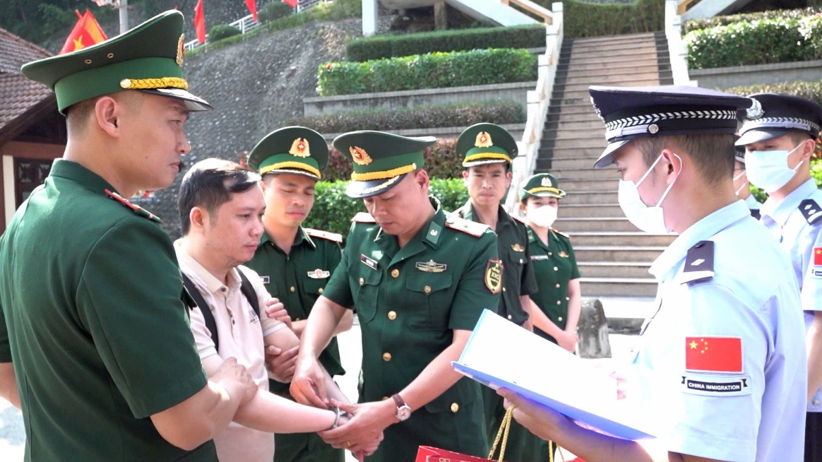 Lực lượng chức năng bào giao đối tượng cho Công an Trung Quốc tại cửa khẩu Quốc tế Hữu Nghị