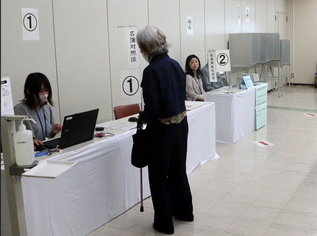 Một điểm bỏ phiếu tại Tokyo