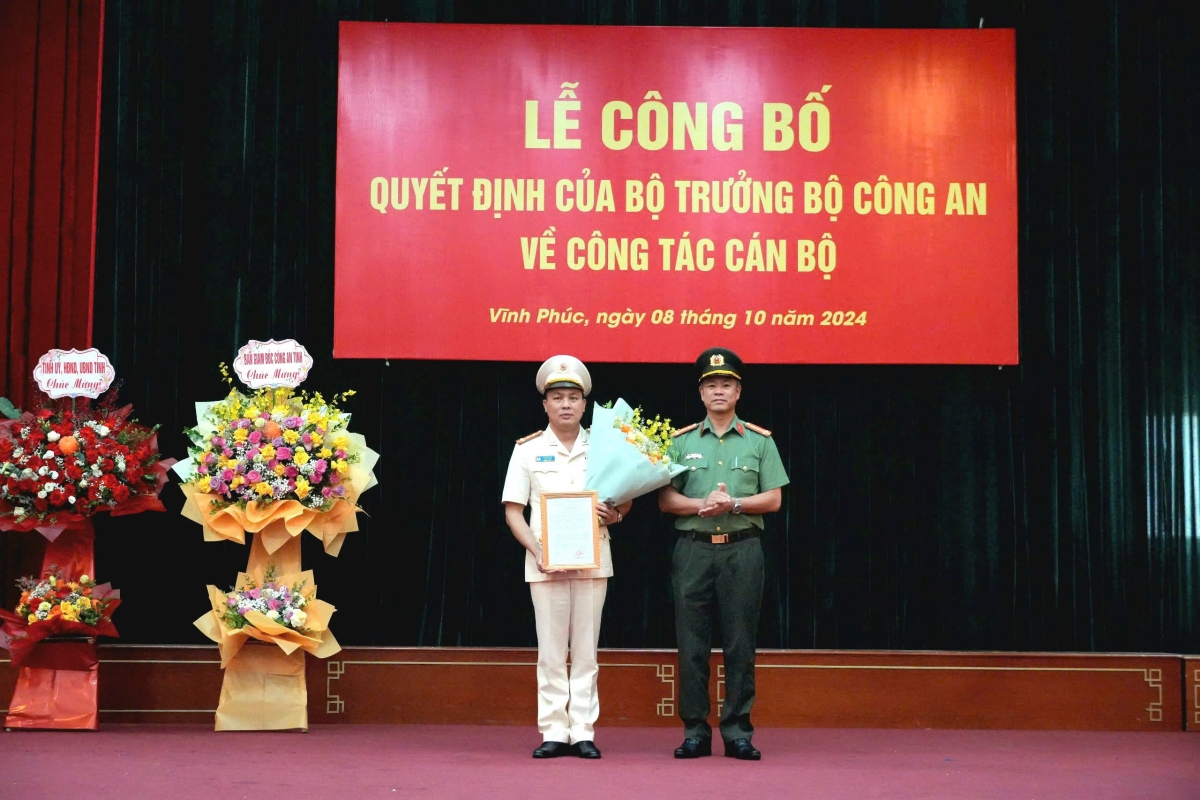 Đại tá Lê Văn Tuân (trái) nhận quyết định giữ chức Giám đốc Công an tỉnh Vĩnh Phúc. Ảnh Công an tỉnh Vĩnh Phúc