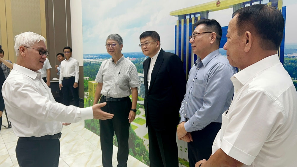 Ông Nguyễn Văn Lợi, Bí thư Tỉnh ủy Bình Dương chia sẻ định hướng phát triển của tỉnh với các chuyên gia quốc tế (ảnh: ĐC)
