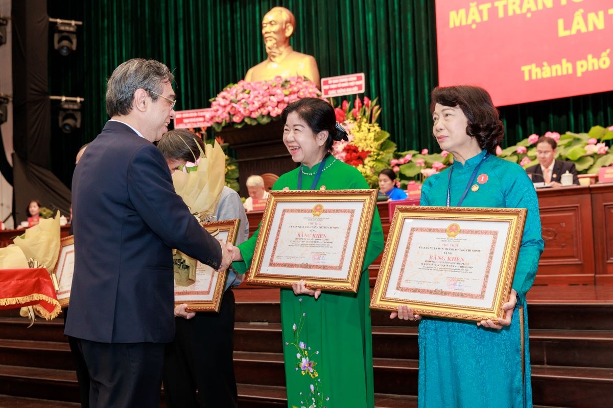 Phó Bí thư Thành ủy, Chủ tịch Ủy ban MTTQ TP.HCM Nguyễn Phước Lộc trao Bằng khen cho các tập thể, cá nhân (ảnh: V.H)