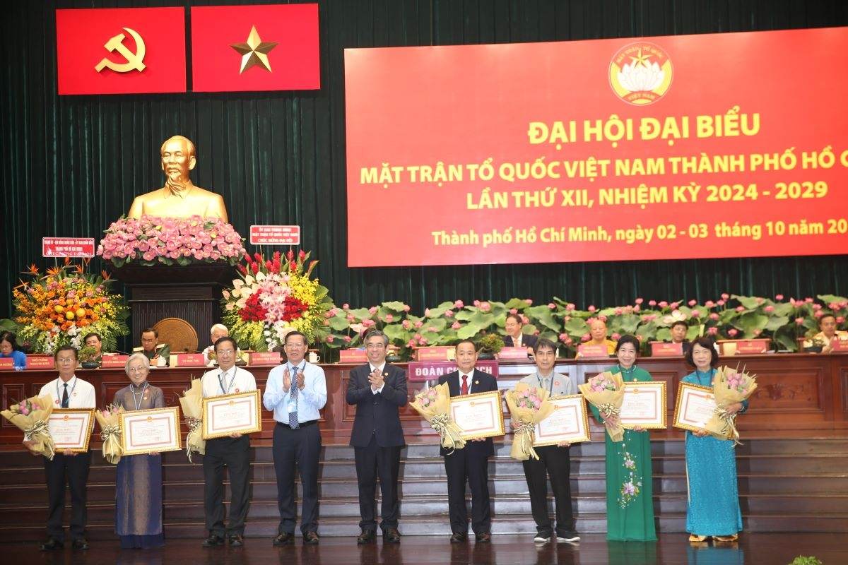 Chủ tịch UBND TP.HCM Phan Văn Mãi và ông Nguyễn Phước Lộc - Phó Bí thư Thành ủy, Chủ tịch Ủy ban MTTQ TP trao Bằng khen cho các tập thể, cá nhân tiêu biểu (ảnh: T.D)