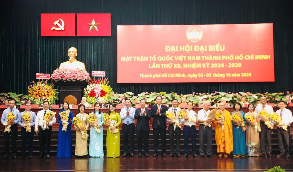 Lãnh đạo UBND TP.HCM tặng hoa chúc mừng các đại biểu dự đại hội (ảnh: V.H)