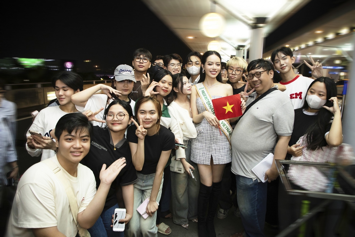 Many people come to see off Thanh Thuy ahead of the global beauty contest.