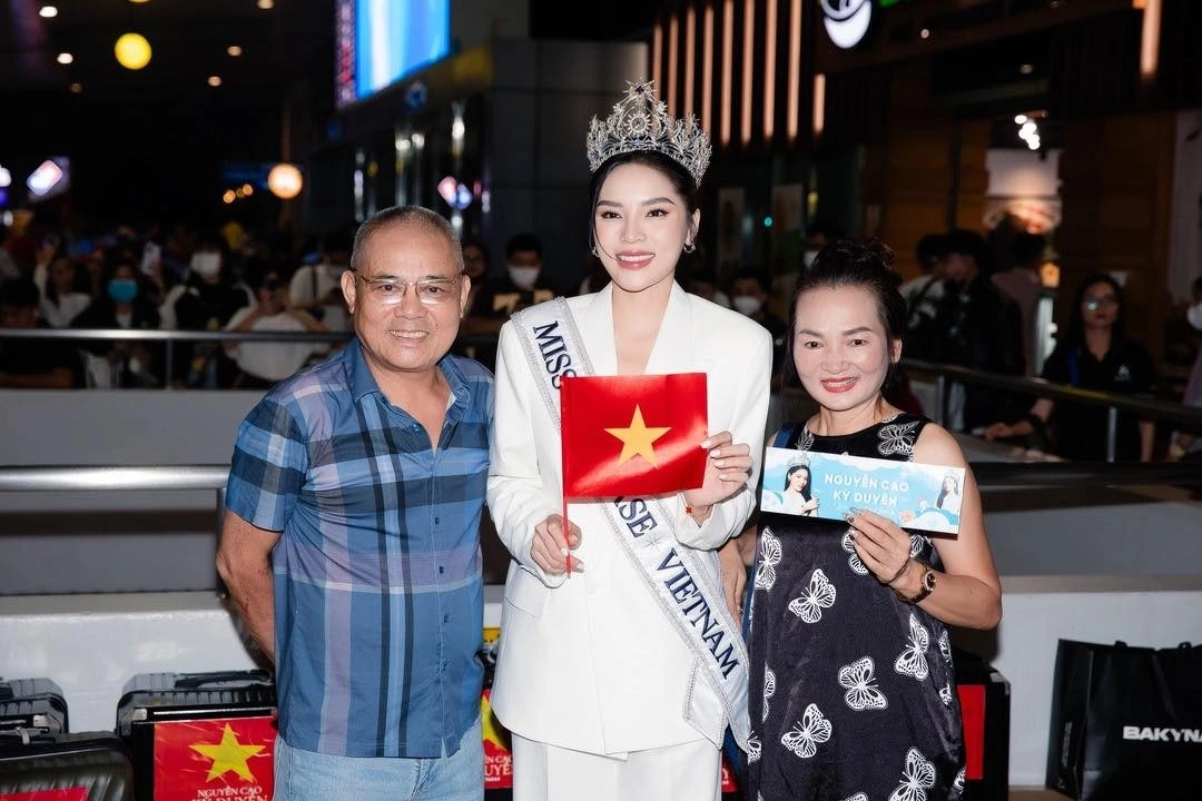 Her parents are also present to see her off at the airport.